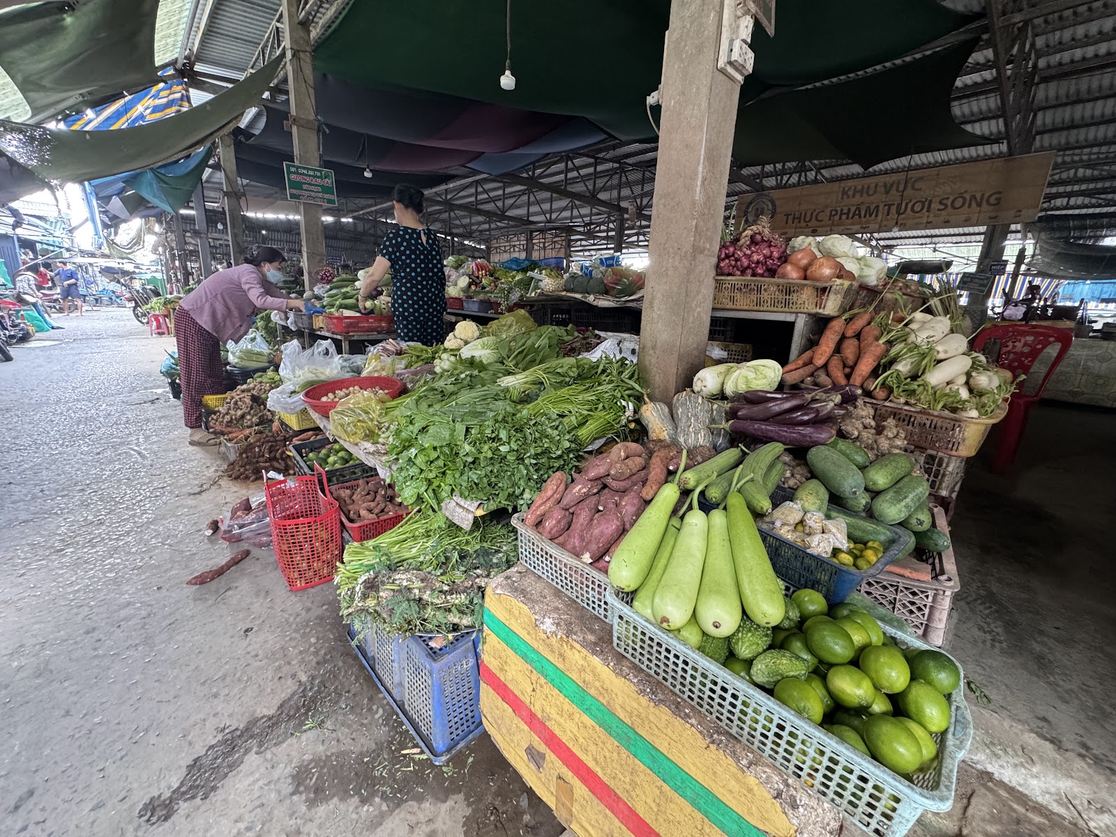 Produits frais au marché de Mỹ Lồng.