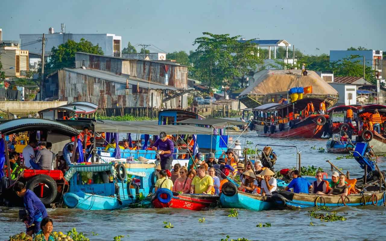 Crowded passenger and market boats on the river at Cái Răng Floating Market in Can Tho